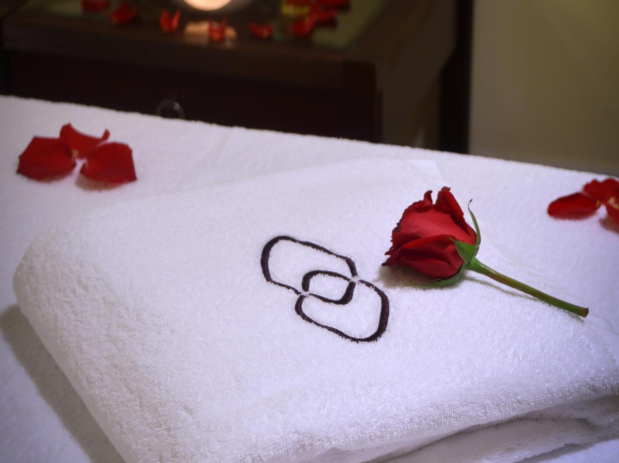 Sofitel Al Khobar The Corniche Otel Dış mekan fotoğraf A towel with the spa's logo